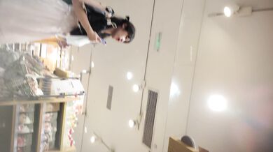 偷拍大师商场尾随偷拍美女裙底风光长裙靓女和闺蜜说笑，翘臀丁字超性感4K高清版